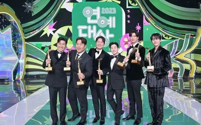 《2023年KBS演艺大赏》：星光璀璨之夜，谁将问鼎巅峰？精彩瞬间不容错过！